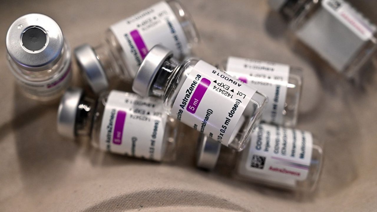 Le Danemark renonce définitivement au vaccin d'AstraZeneca contre le Covid-19 à cause de ses effets secondaires "rares" mais "graves". [Gabriel Bouys - afp]