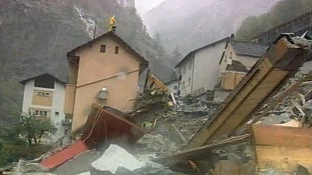 En octobre 2000, un terrible éboulement détruit une partie du village de Gondo. [RTS]