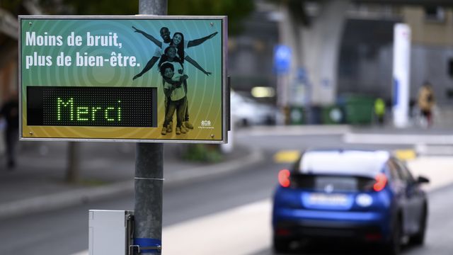 Un panneau mesurant les décibels des véhicules lors du lancement de la campagne de prévention anti-bruit routier de la ville de Lausanne, en octobre 2020. [Laurent Gillieron - KEYSTONE]