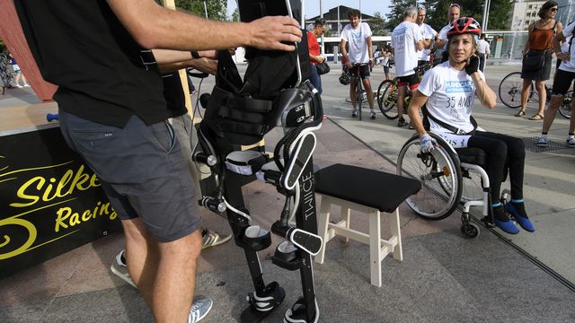 L'athlète paraplégique Silke Pan se prépare a mettre son exosquelette développé à l'EPFL [Martial Trezzini - Keystone]