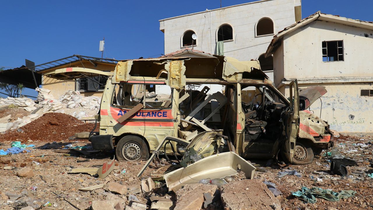 Une ambulance a été détruite lors d'une frappe aérienne dans la ville d'Atareb, le 15 novembre 2016. [Ammar Abdullah - Reuters]