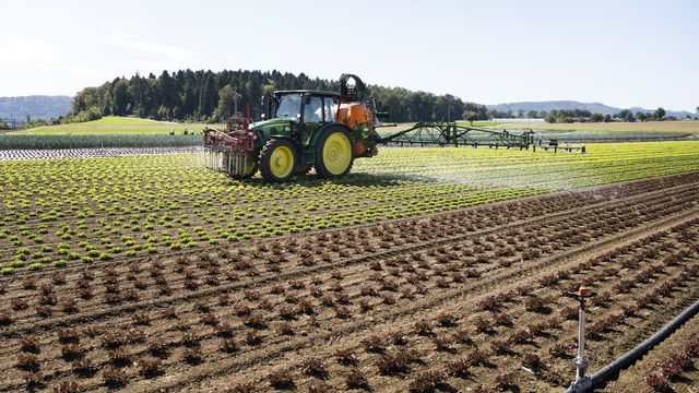 Epandange de pesticides dans un champ à Birmenstorf en septembre 2019. [Christian Beutler - Keystone]