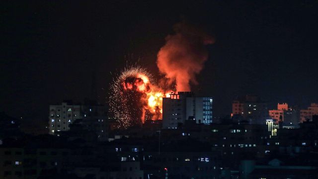 Une explosion à Gaza après un bombardement israélien, le 10 mai 2021. [Mohammed Saber - EPA/Keystone ]