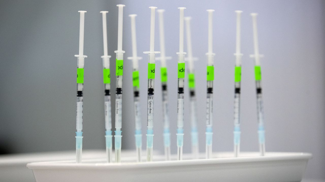 Des seringues contenant un vaccin contre le Covid-19 attendent d'être injectées. Berne, le 10 mai 2021. [Peter Klaunzer - Keystone]