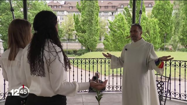 Des couples homosexuels bénis à Zürich par des prêtres opposés à la position du Vatican. [RTS]
