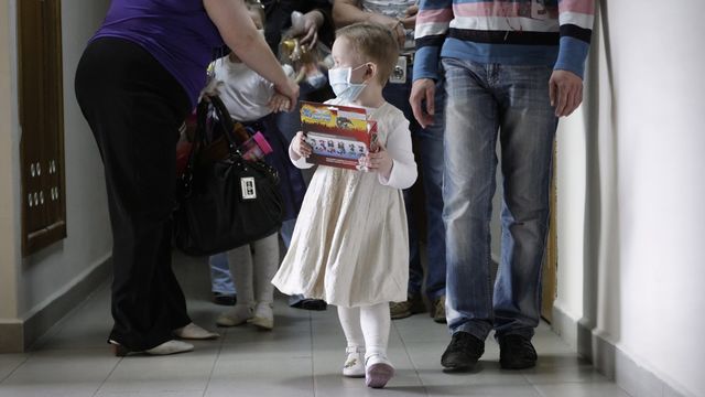 Le congé pour enfants gravement malades pourra être partagé entre les deux parents (photo d'illustration). [Tatyana Zenkovich - EPA/Keystone]