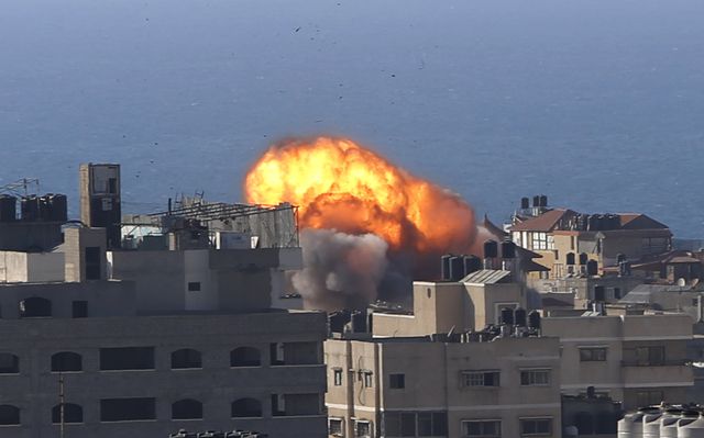 Les frappes aériennes se poursuivent sur Gaza. [AP Photo/Hatem Moussa - Keystone]