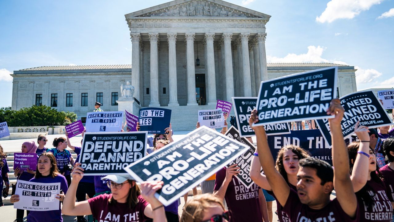 Manifestants des deux bords devant la Cour suprême à Washington, le 25 juin 2018. [Jim Lo Scalzo - EPA/Keystone]