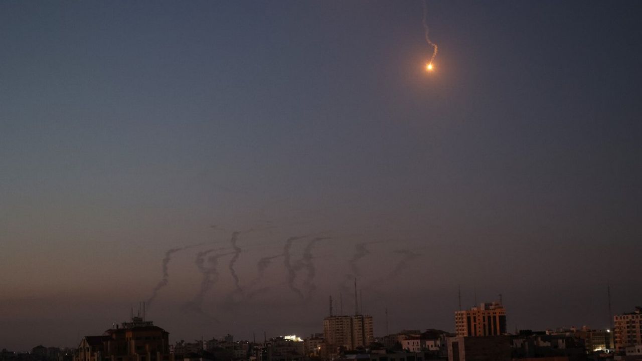 Des fusées éclairantes israéliennes au-dessus de Gaza. [Mohammed Abed - AFP]