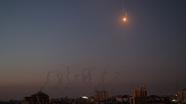 Des fusées éclairantes israéliennes au-dessus de Gaza. [Mohammed Abed - AFP]