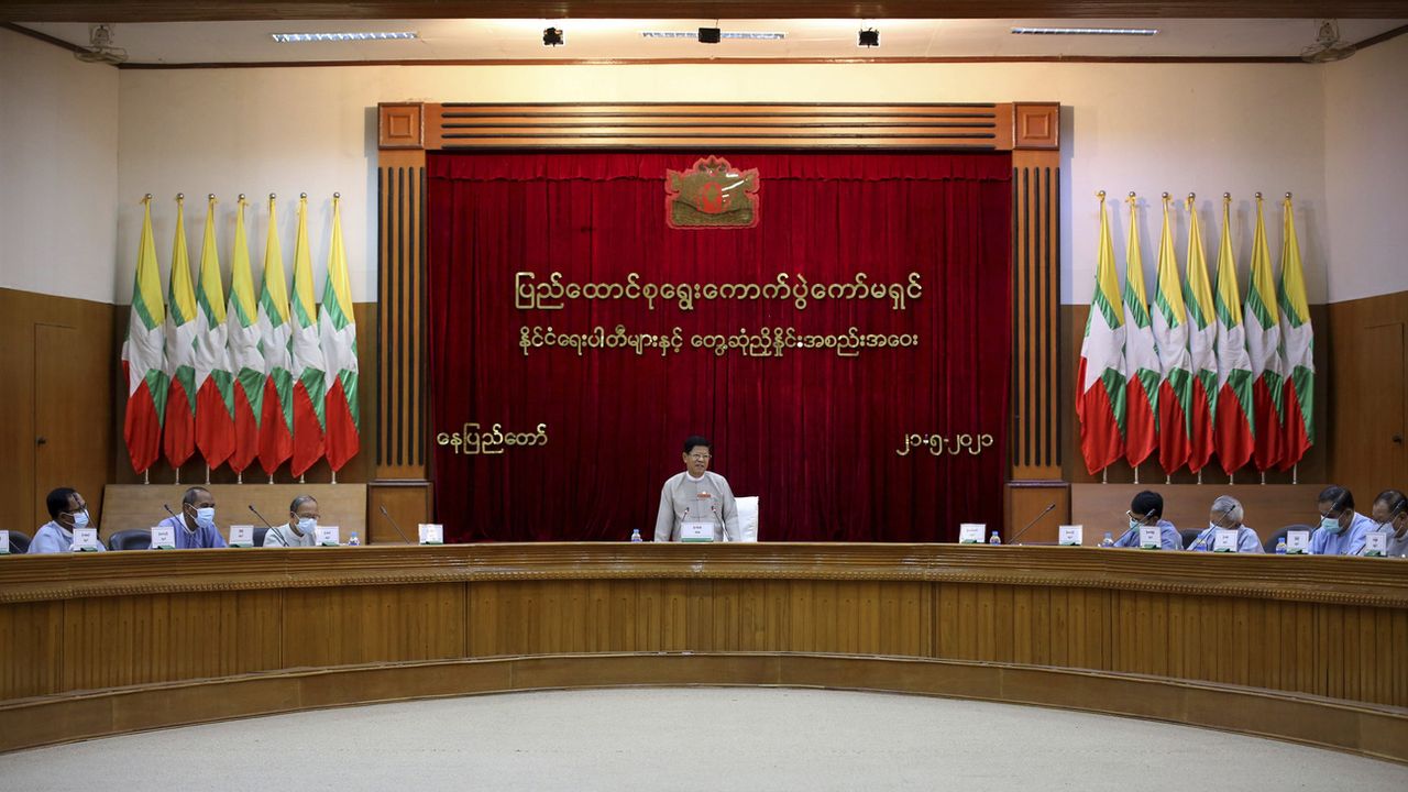 La commission électorale nommée par la junte en Birmanie s'est réunie le 21 mai, et décidé la dissolution du parti d'Aung San Suu Kyi. [AP/Keystone]