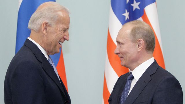 Poignée de main entre Vladimir Poutine et Joe Biden, alors que ce dernier n'était encore "que" vice-président des Etats-Unis, le 10 mars 2011 à Moscou. [ALEXEY DRUZHININ  - AFP]