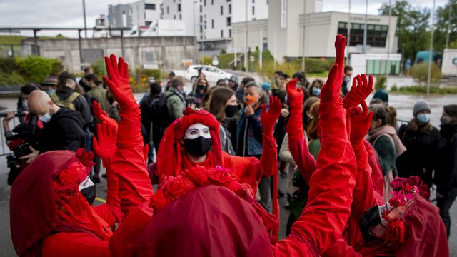 Des membres d'Exinction rebellion à l'ouverture du procès de 31 activistes du climat, le 25 mai 2021 à Fribourg. [Jean-Christophe Bott - Keystone]