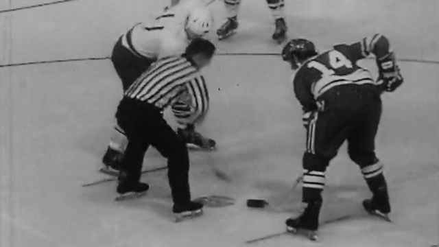Mondiaux de hockey 1971: début du match entre la Suisse et l'Autriche [RTS]