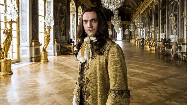 George Blagden incarne Louis XIV dans "Versailles". [Canal+]