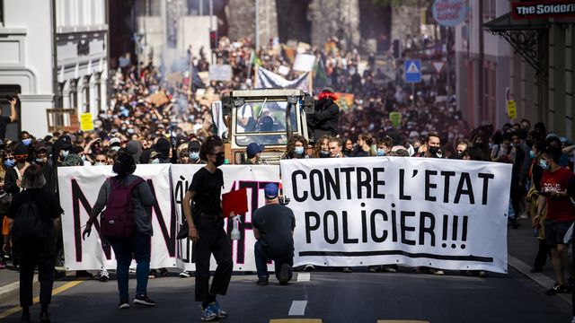 Entre 1000 et 2000 personnes se sont réunies à Lausanne pour manifester contre la loi fédérale contre le terrorisme soumise en votation le 13 juin prochain. [Jean-Christophe Bott - Keystone]