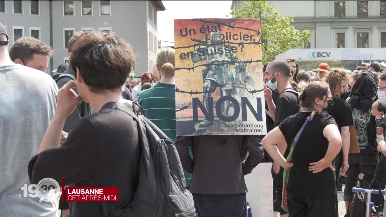 Plus de 1000 personnes sont descendues dans les rues de Lausanne notamment, s'opposant à la loi contre le terrorisme [RTS]