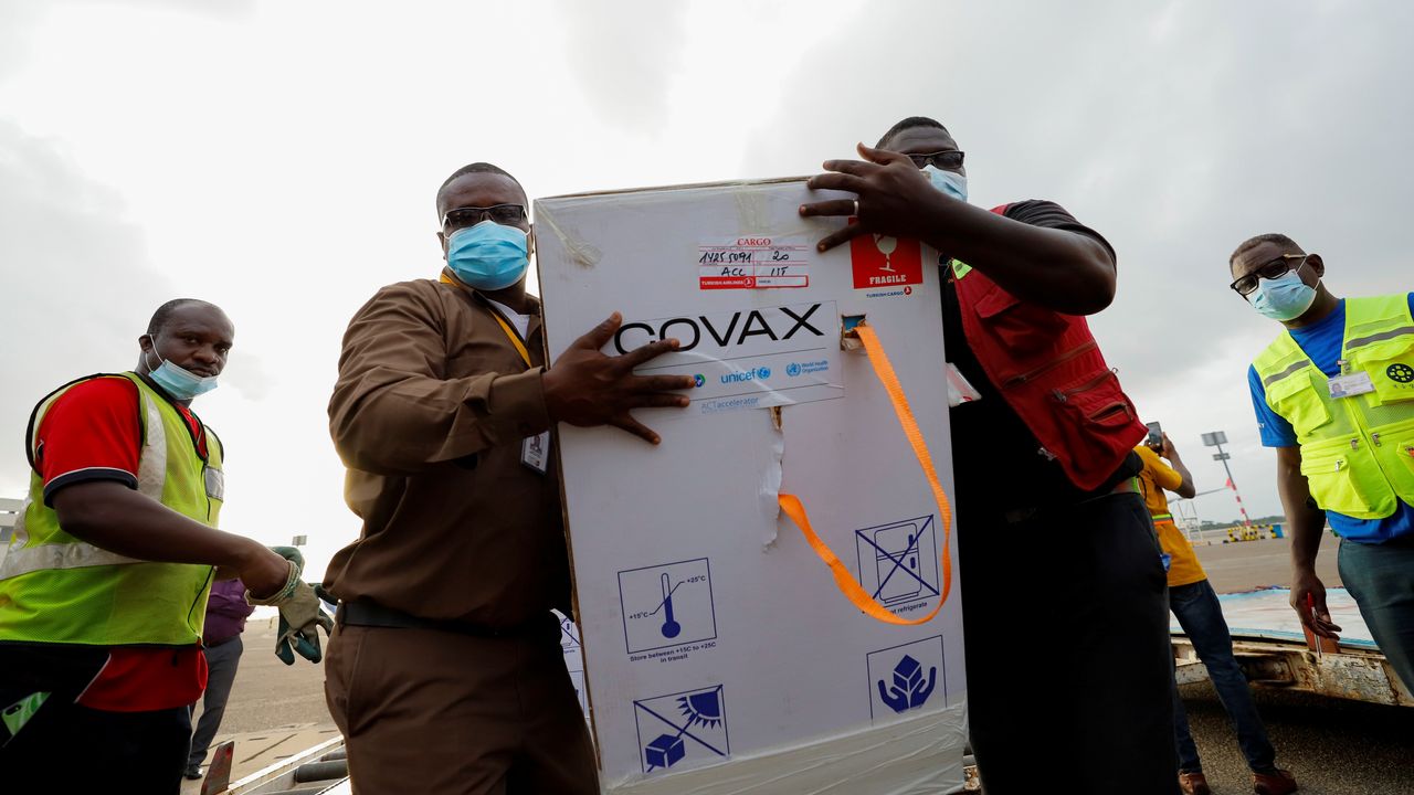 Le Ghana va commencer la distribution des secondes doses de vaccin, avec du matériel reçu de la République Démocratique du Congo. Accra, le 7 mai 2021. [Francis Kokoroko - Reuters]