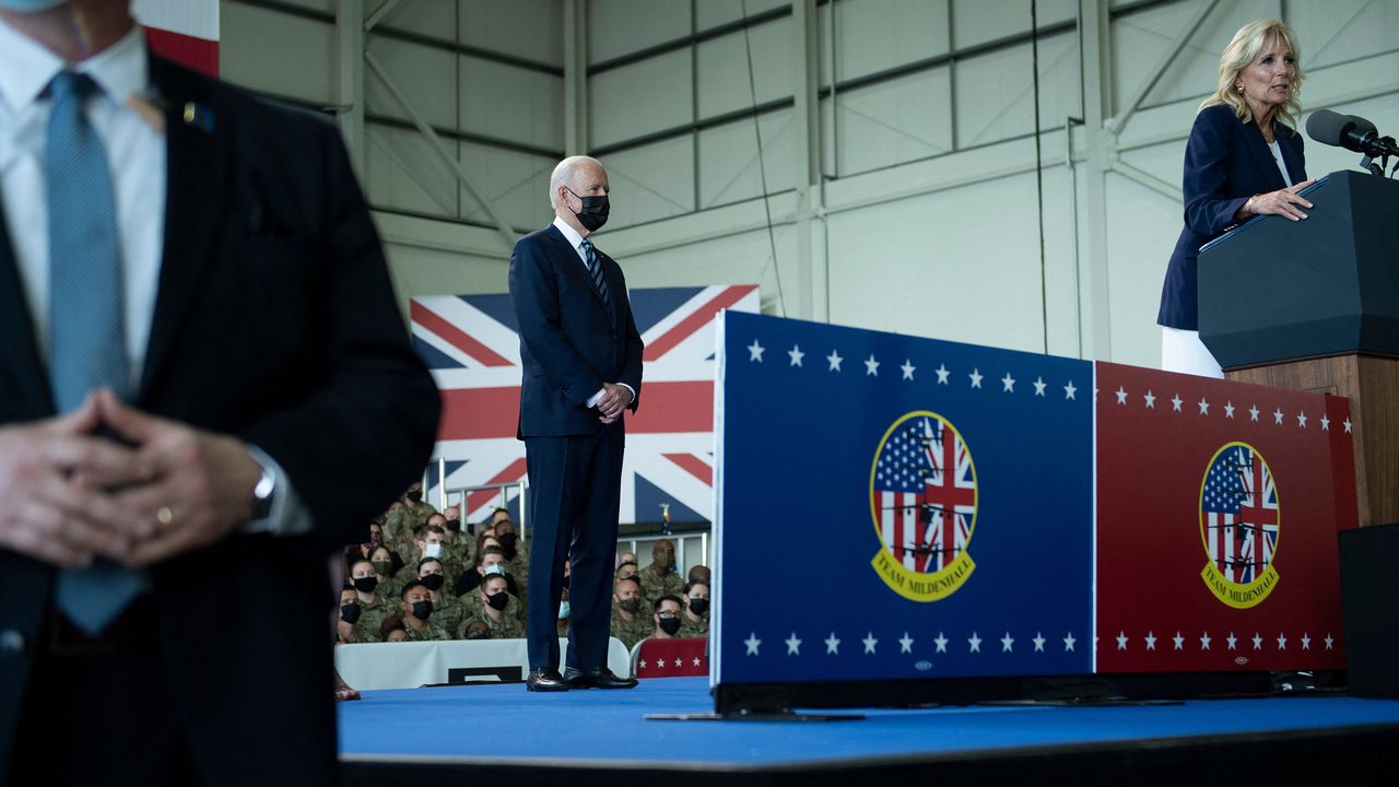 Le président américain Joe Biden écoute le discours de son épouse Jill, lors d'une rencontre avec les militaires de l'US Air Force stationnés à la base de Mildenhall, au Royaume-Uni. [Brendan Smialowski - AFP]