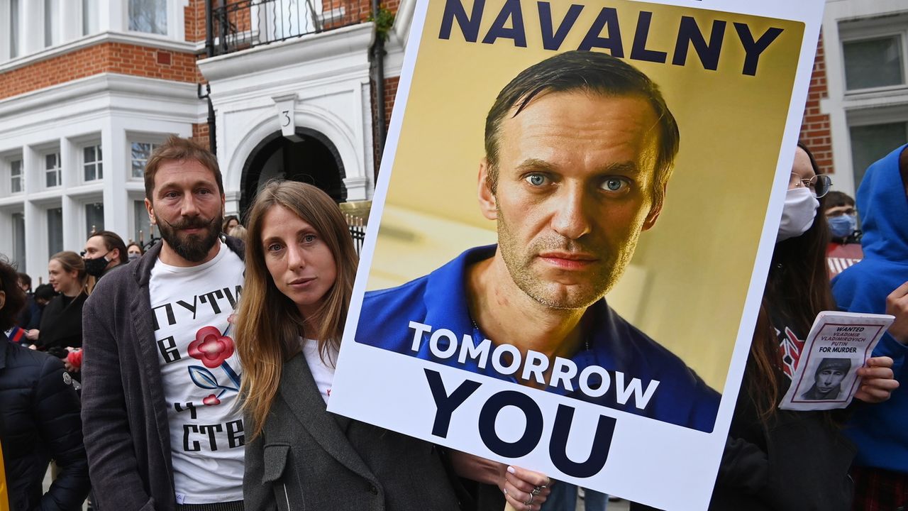 L'opposant russe Alexeï Navalny poursuit sa lutte malgré la liquidation de ses organisations. [FACUNDO ARRIZABALAGA - EPA]