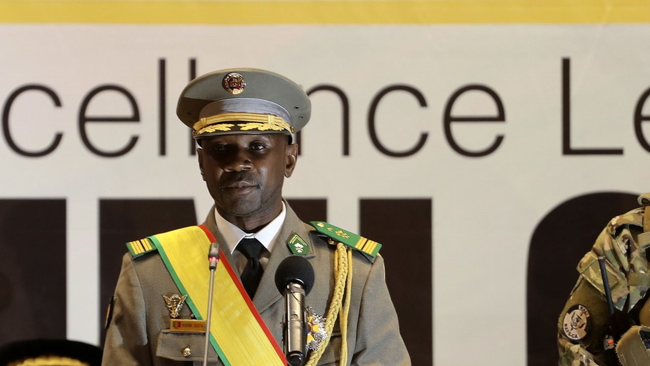 Le colonel Assimi Goita (à gauche), président de transition, lors de sa prestation de serment à Bamako, au Mali, le 7 juin 2021.  [Hadama Diakite - Keystone]