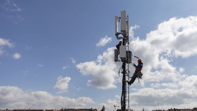 L'installation d'une antenne 5G à Berne, en mars 2019. [Peter Klaunzer - Keystone]