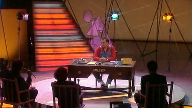 L'humoriste français Coluche dans l'émission Trèfle d'or en 1985. [RTS]