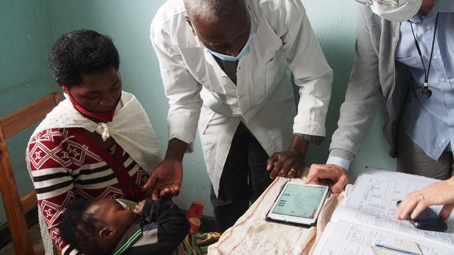 Le Dr. Ludovico Cobuccio montre à un infirmier au Centre de Santé de Bweyeye (Rwanda), comment utiliser l'application développée par le projet DYNAMIC pour examiner une patiente. 
Aicha Yusuf
Unisanté [Aicha Yusuf - Unisanté]