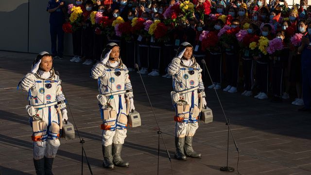 Les trois astronautes chinois avant leur envol dans l'espace. [EPA/Romain Piliipey - Keystone]