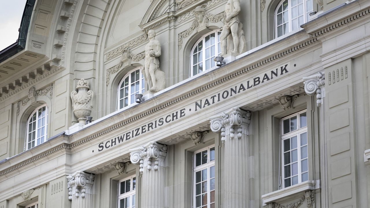 La Banque nationale suisse (BNS) a éloigné jeudi lors de sa conférence de presse la perspective d'un relèvement prochain de ses taux d'intérêt, en dépit du relèvement de ses prévisions d'inflation, et laissé inchangée sa politique monétaire. [Gaetan Bally - Keystone]