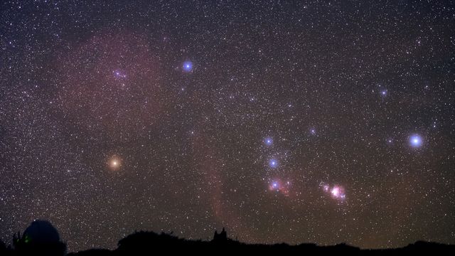 La constellation d'Orion photographiée en longue pause depuis La Palma. A gauche, on aperçoit Bételgeuse, avec sa couleur orangée. [B.A.Tafreshi / Leemage  - AFP]
