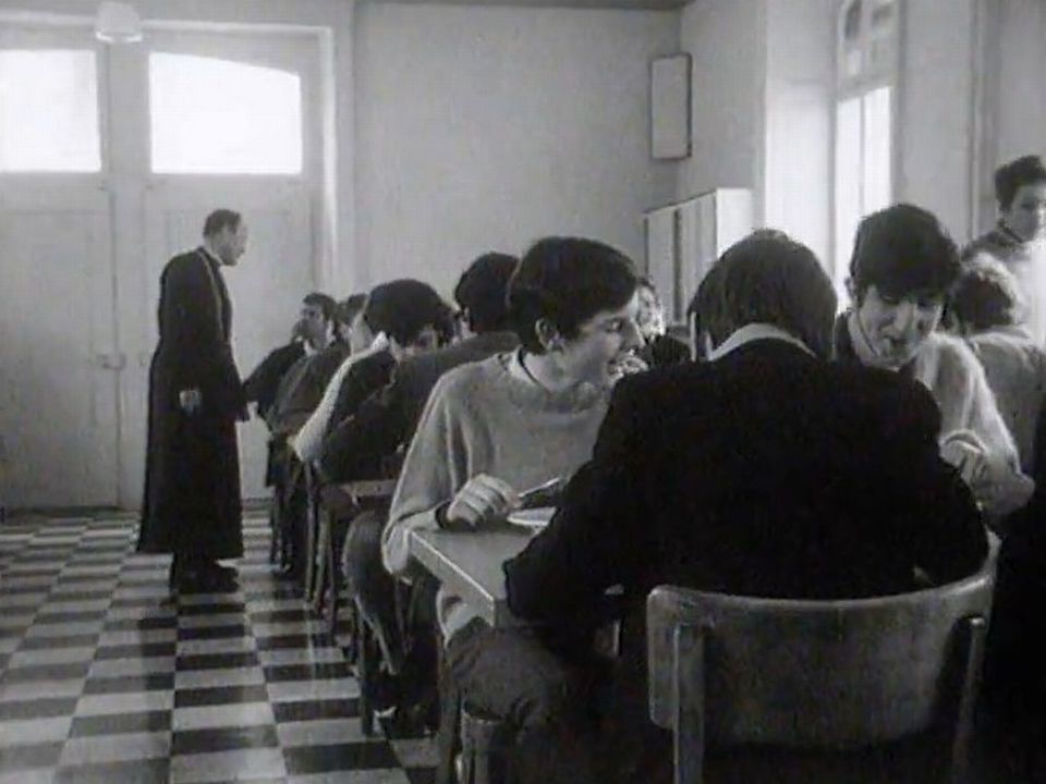 Le réfectoire de l'internat du Collège de Saint-Maurice en 1969 [RTS]