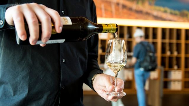 Depuis la nouvelle ordonnance sur le vin de 2019, la Confédération a repris la main sur le contrôle des caves. [Jean-Christophe Bott - Keystone]