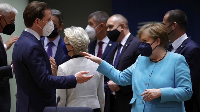 Angela Merkel (à droite) est présente au sommet européen à Bruxelles. [Olivier Matthys - AFP]