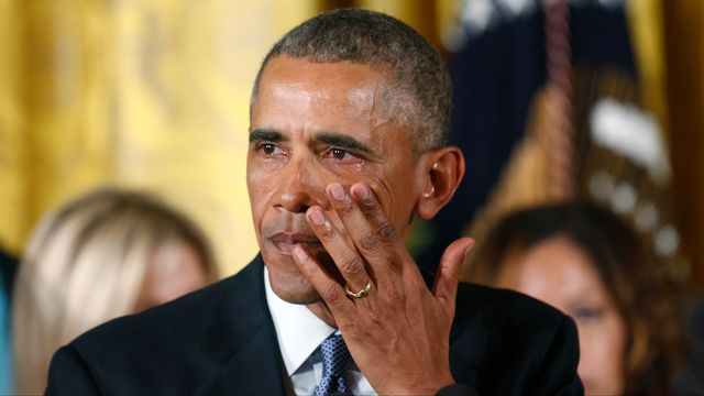 Barak Obama retient une larme lors d'un discours sur le contrôle des armes après une fusillade. [Kevin Lamarque - Reuters]