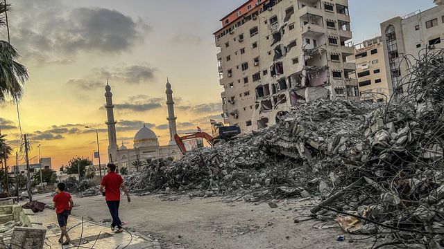 Les Bulldozers s'activent à Gaza pour dégager les décombres liés aux bombardements israéliens. [Mohammed Saber - Keystone]