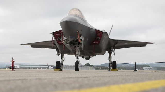 La Suisse va acquérir 36 avions de combat de type F-35A du fabricant américain Lockheed Martin, a dévoilé mercredi le Conseil fédéral. Lors des évaluations, le F-35 "s'est détaché" de ses trois autres concurrents  en affichant l'utilité globale "la plus élevée" et le coûts "les plus faibles". [PETER KLAUNZER - KEYSTONE]
