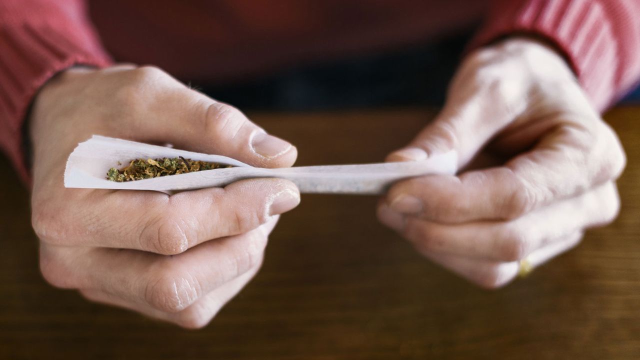 Deux tiers des Suisses sont favorables à la légalisation du cannabis, selon un sondage [Christian Beutler - Keystone]
