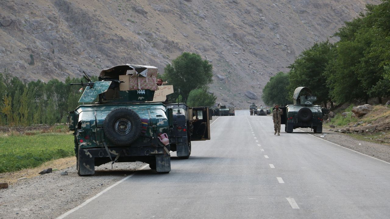 Des soldats afghans sur le route avant des combats contre les talibans, le 4 juillet 2021 près de la ville de Badakhstan, au nord du pays. [Nazim Qasmy - AP/Keystone]