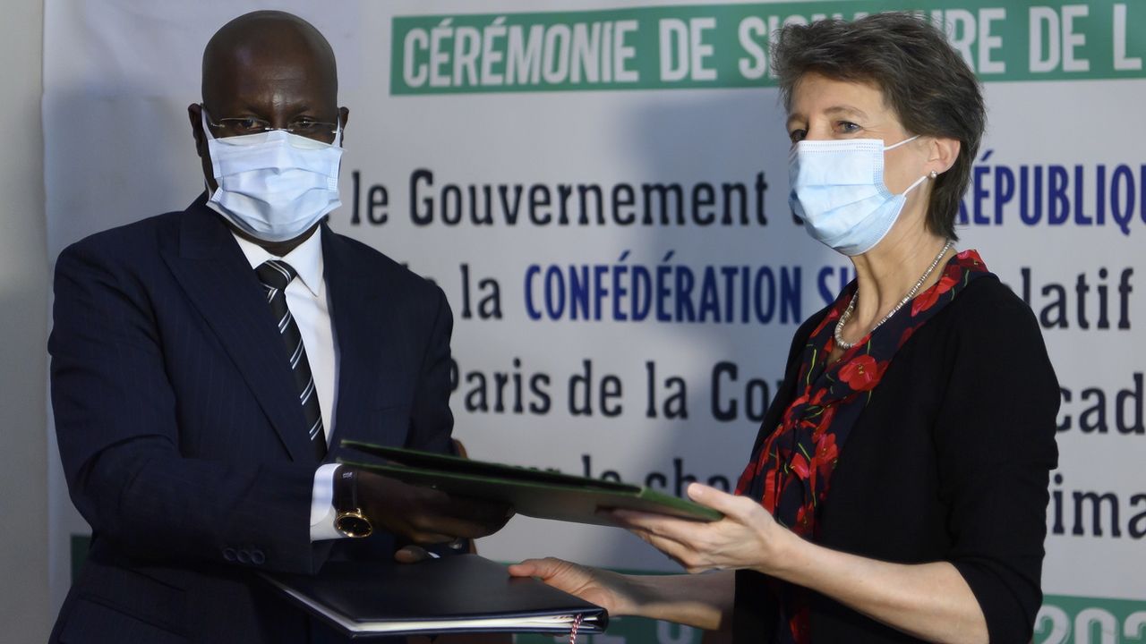 Le ministre sénégalais de l'environnement et du développement durable Abdou Karim Sall et la conseillère fédérale Simonetta Sommaruga. [Anthony Anex - EPA]