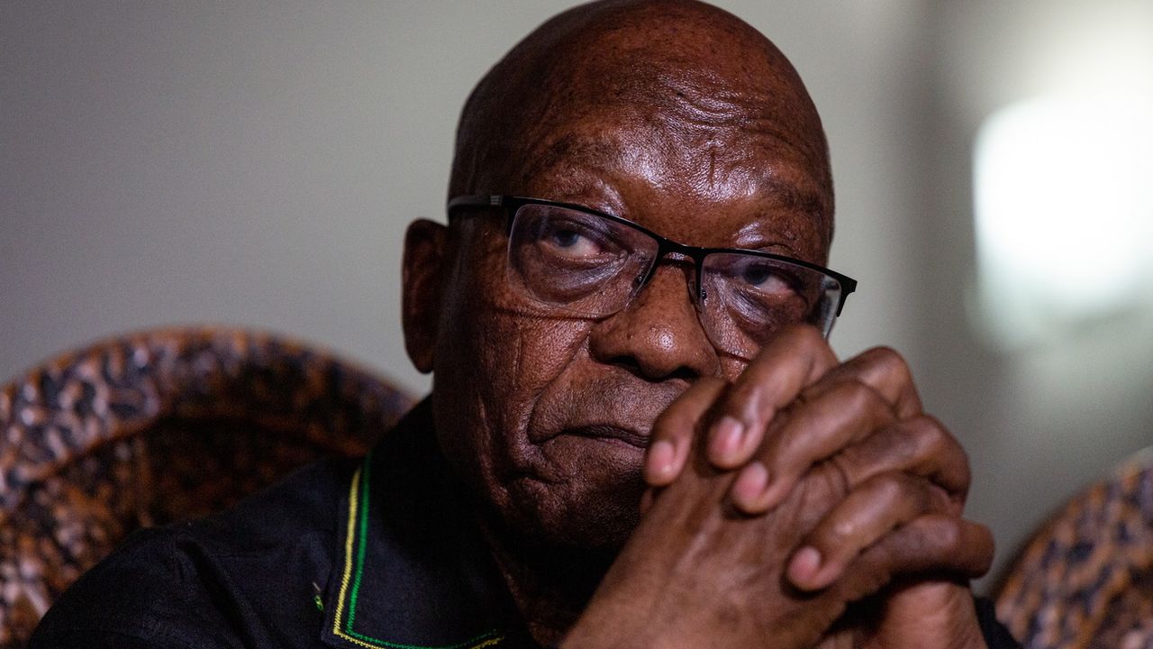 L'ex-président sud-africain Jacob Zuma a fini par se constituer prisonnier mercredi soir, une demi-heure avant l'échéance de l'ultimatum fixé à minuit. [Yeshiel Panchia - Keystone]