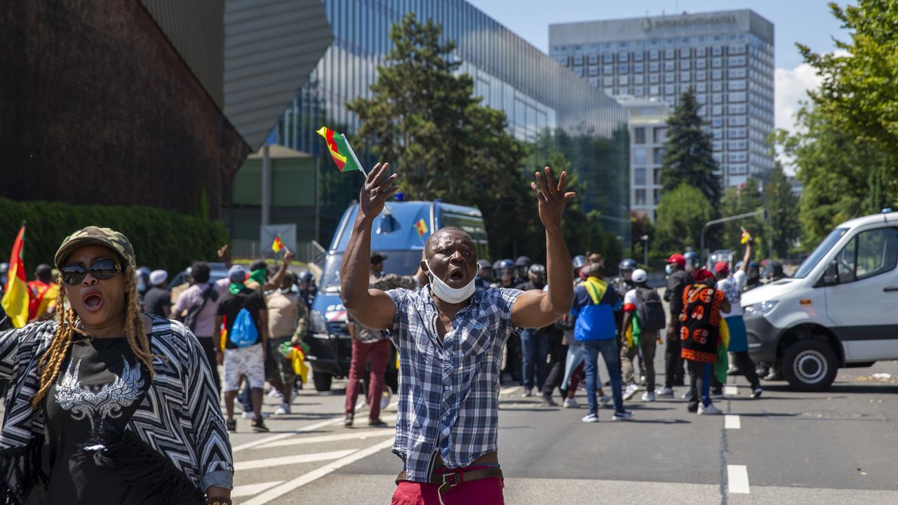 Des opposant camerounais manifestent à Genève contre la venue du président Paul Biya. [Salvatore Di Nolfi - Keystone]