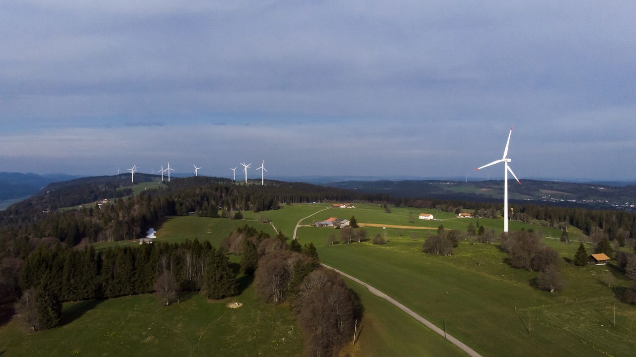 Des éoliennes sur les crêtes du Jura. [Leandre Duggan - Keystone]