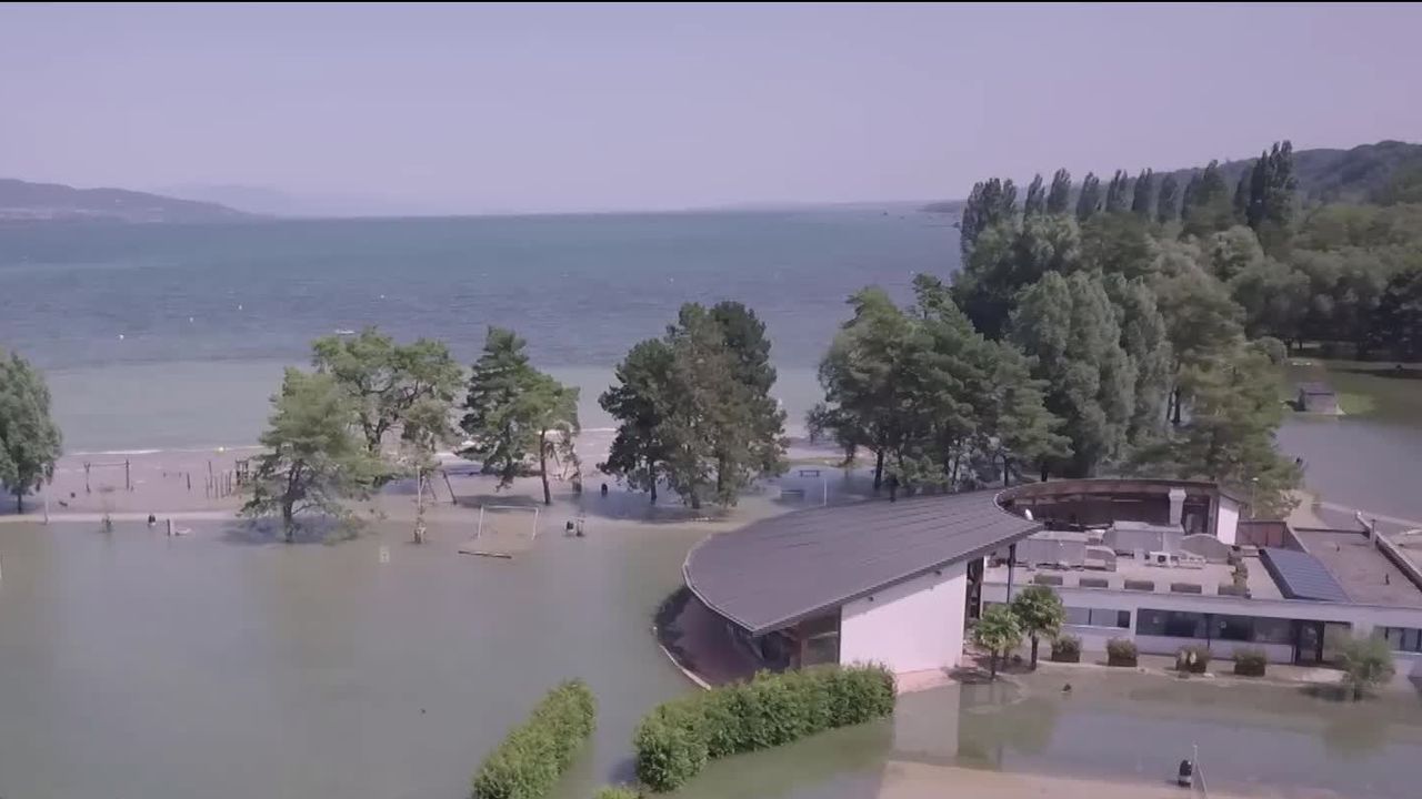 La vigilance reste de mise sur le lac de Neuchâtel. La décrue va durer plusieurs jours. Reportage à Yverdon-Les-Bains. [RTS]