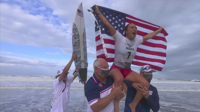 Surf, dames: Moore (USA) est championne olympique de Surf ! [RTS]