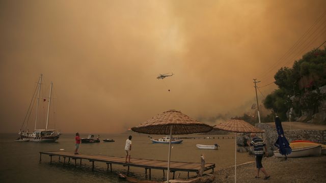 Un incendie descend jusque vers la station balnéaire turque de Bodrum. [Emre Tazegul - AP Photo]