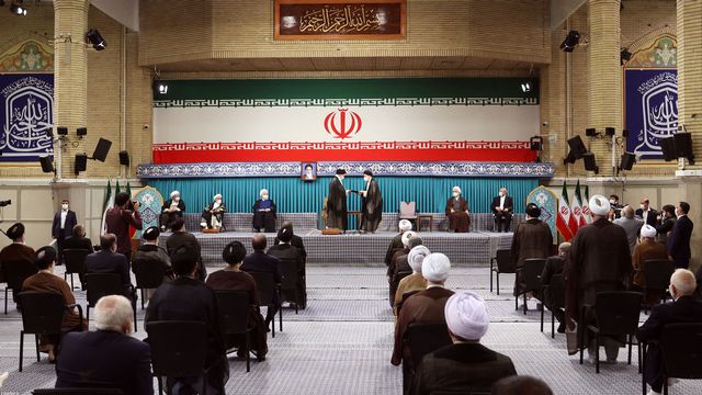 Le Guide suprême Ali Khameini a intronisé mardi l'ultraconservateur Ebrahim Raïssi à la présidence de l'Iran. [Source officielle - AFP]