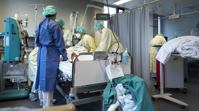 Patient Covid aux soins intensifs de l'hôpital Triemli, à Zurich. [Gaëtan Bally - Keystone]
