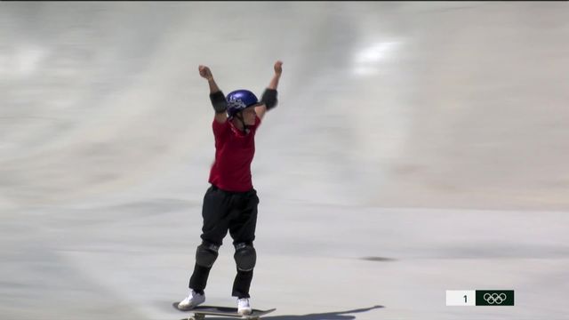 Skateboard, finale dames: Sakura Yosozumi (JPN) remporte l'or grâce à son 1er run [RTS]