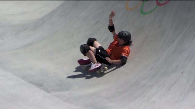 Skateboard, finale dames: Misugu Okamoto (JPN), championne mondiale, chute lors de son 3e run et ne gagnera pas de médaille ! [RTS]